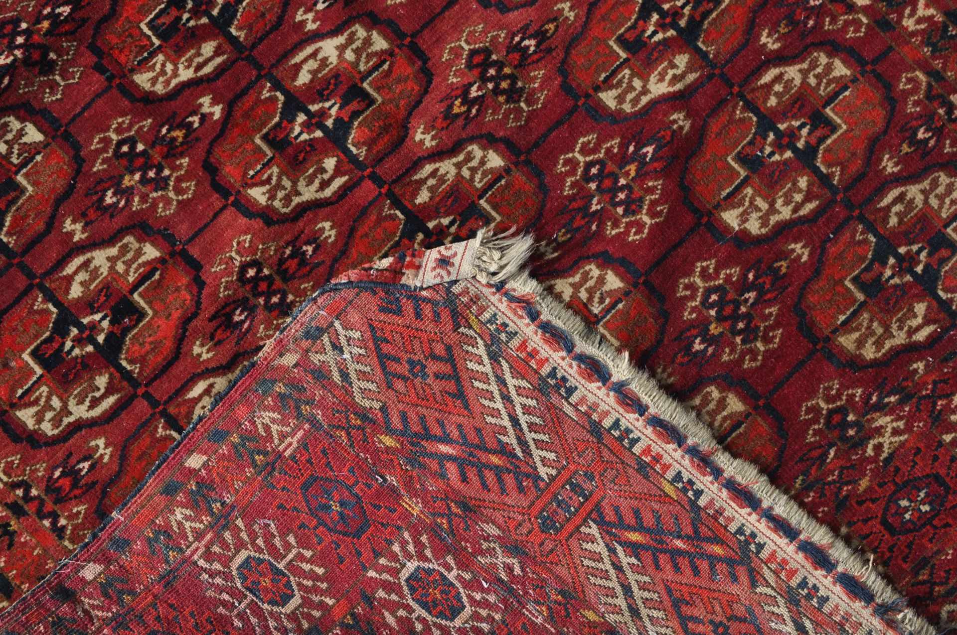 20TH CENTURY PERSIAN BOKHARA RUG - Image 4 of 6