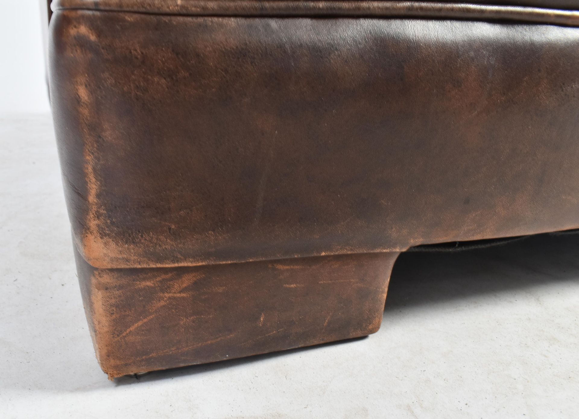 MODERN HIGH-END BRITISH DESIGN TWO SEATER LEATHER SOFA - Image 6 of 7