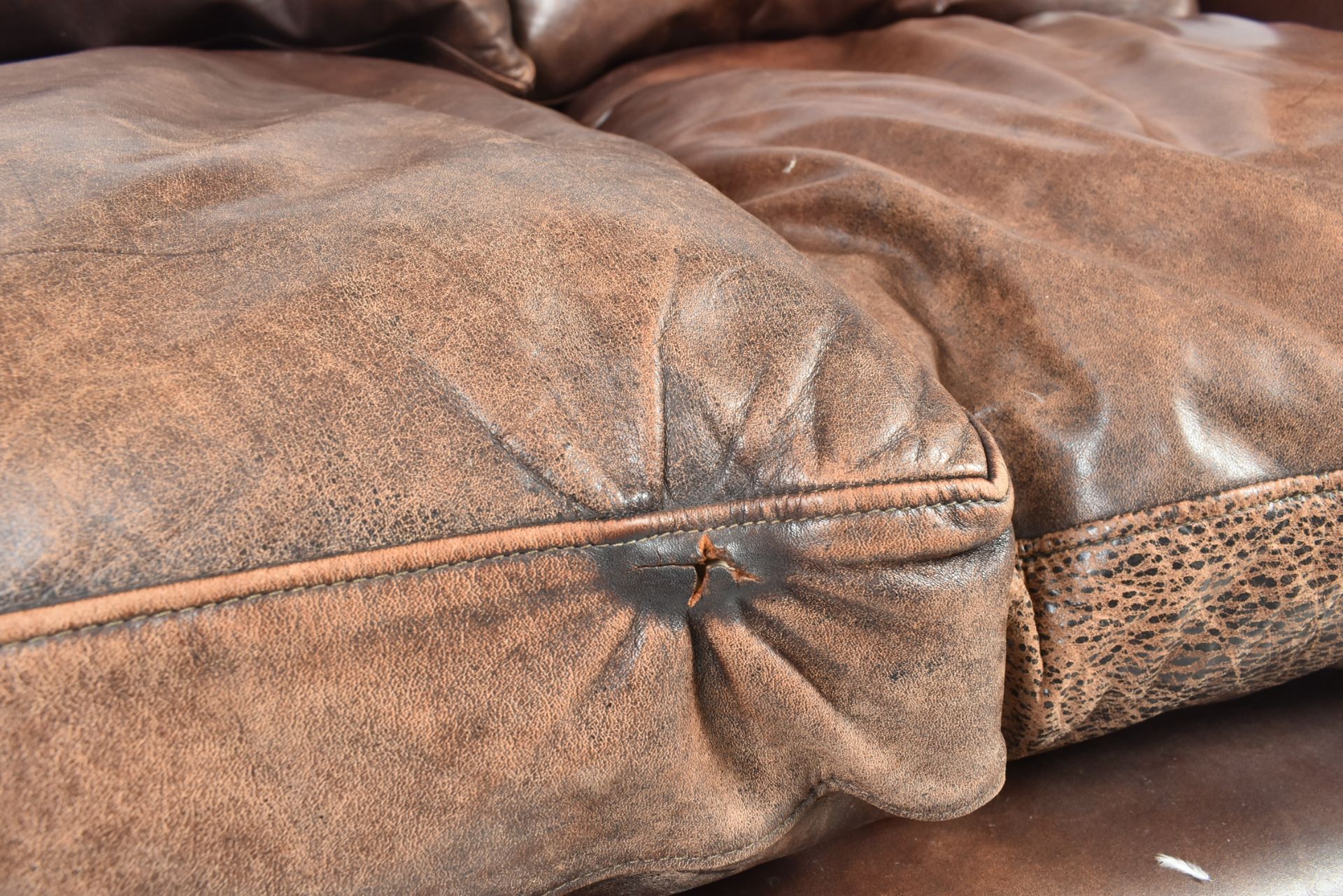 MODERN HIGH-END BRITISH DESIGN TWO SEATER LEATHER SOFA - Image 3 of 7
