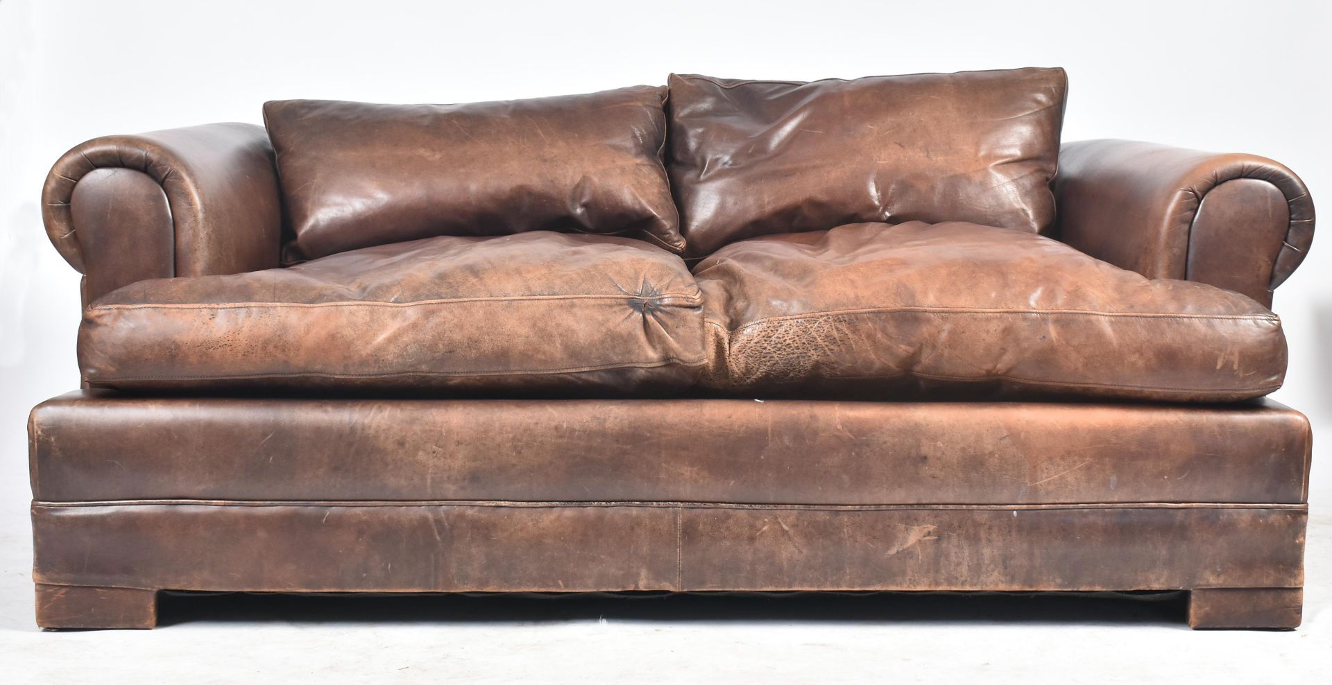 MODERN HIGH-END BRITISH DESIGN TWO SEATER LEATHER SOFA