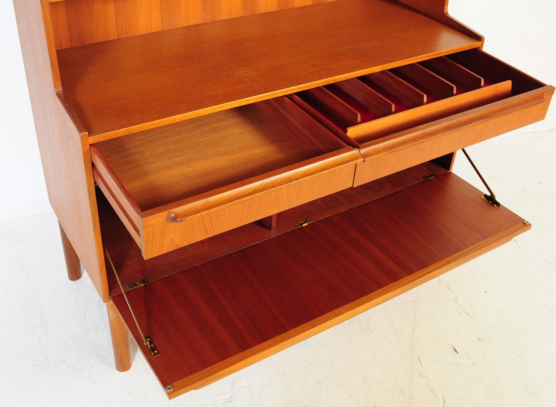 TOM ROBERTSON - MCINTOSH TEAK SIDEBOARD HIGHBOARD - Image 4 of 6