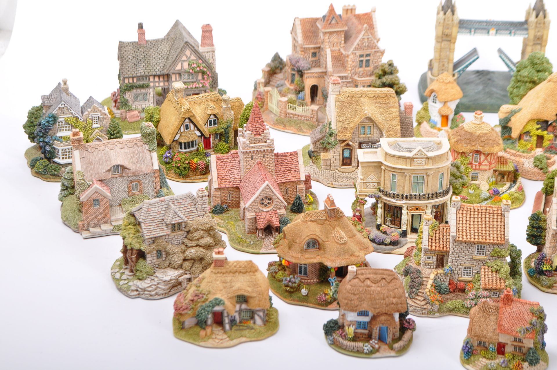 COLLECTION OF VINTAGE LILLIPUT LANE COTTAGE FIGURES UNBOXED - Image 2 of 6