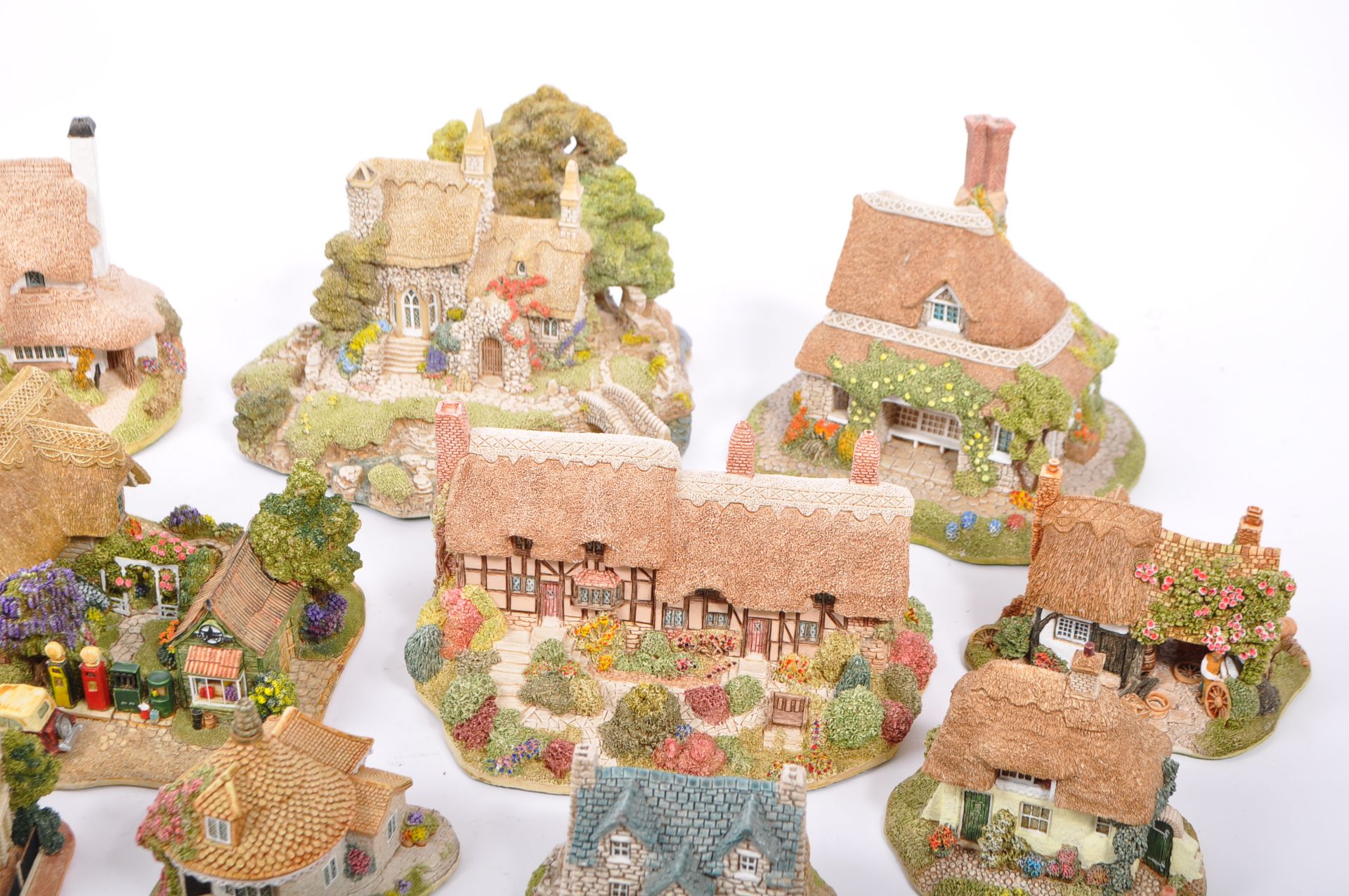 COLLECTION OF VINTAGE LILLIPUT LANE COTTAGE FIGURES UNBOXED - Image 5 of 6