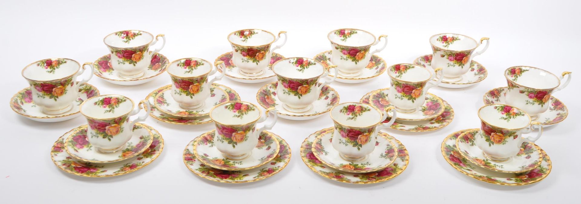 LARGE COLLECTION OF ROYAL ALBERT OLD COUNTRY ROSES PIECES - Bild 9 aus 13