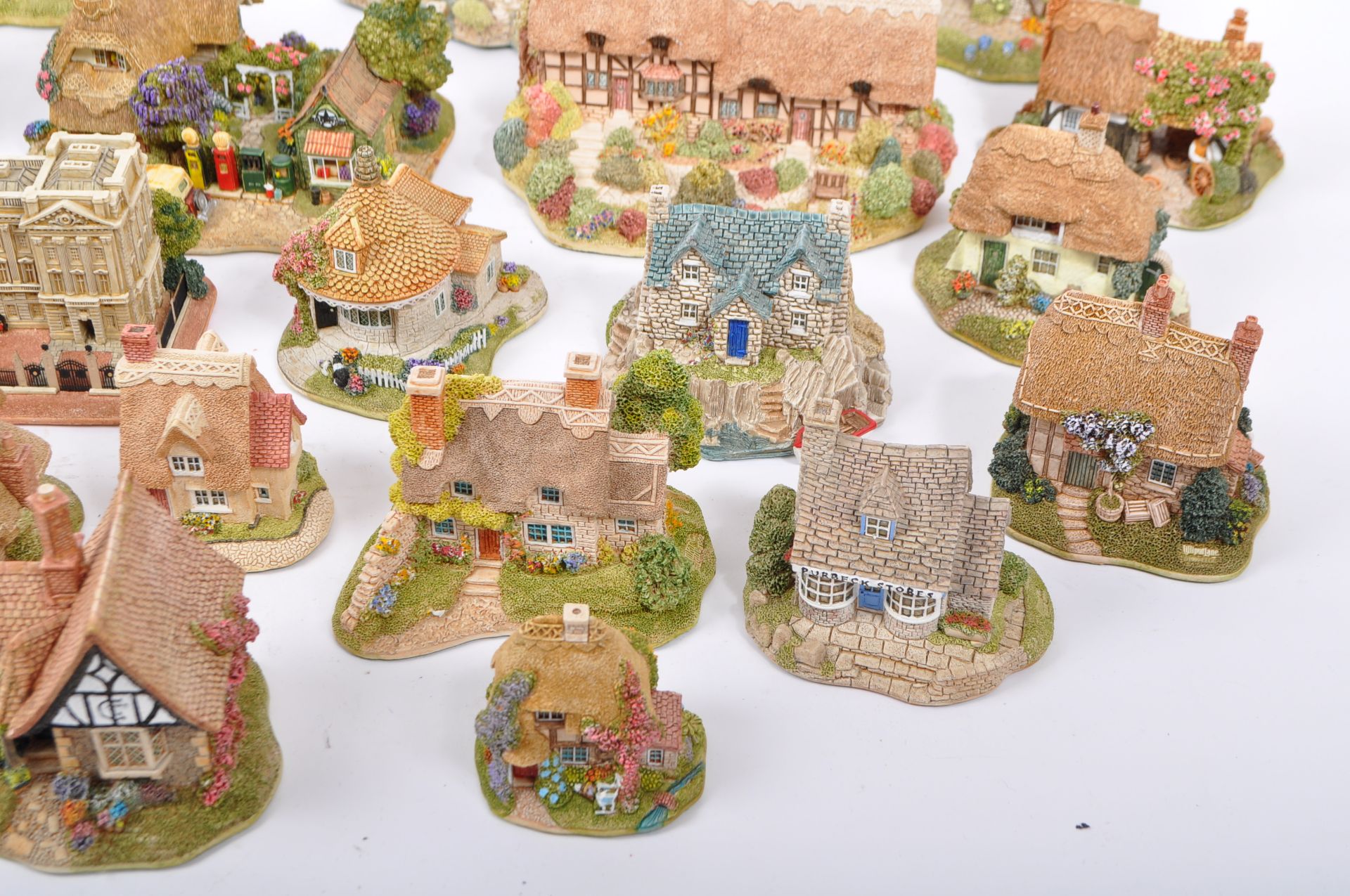 COLLECTION OF VINTAGE LILLIPUT LANE COTTAGE FIGURES UNBOXED - Image 6 of 6