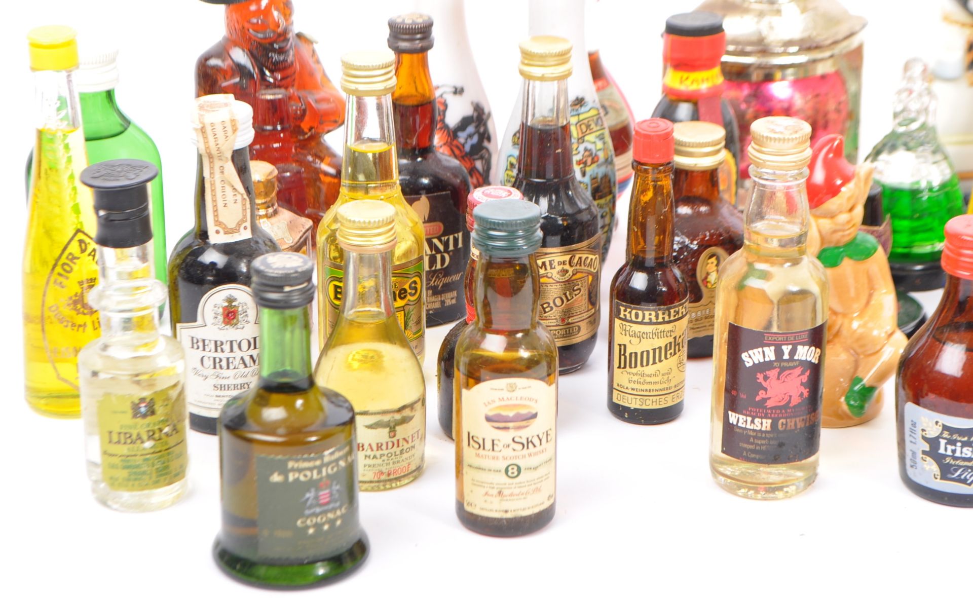 COLLECTION OF MINIATURE SOUVENIR ALCOHOL BOTTLES - Bild 2 aus 4
