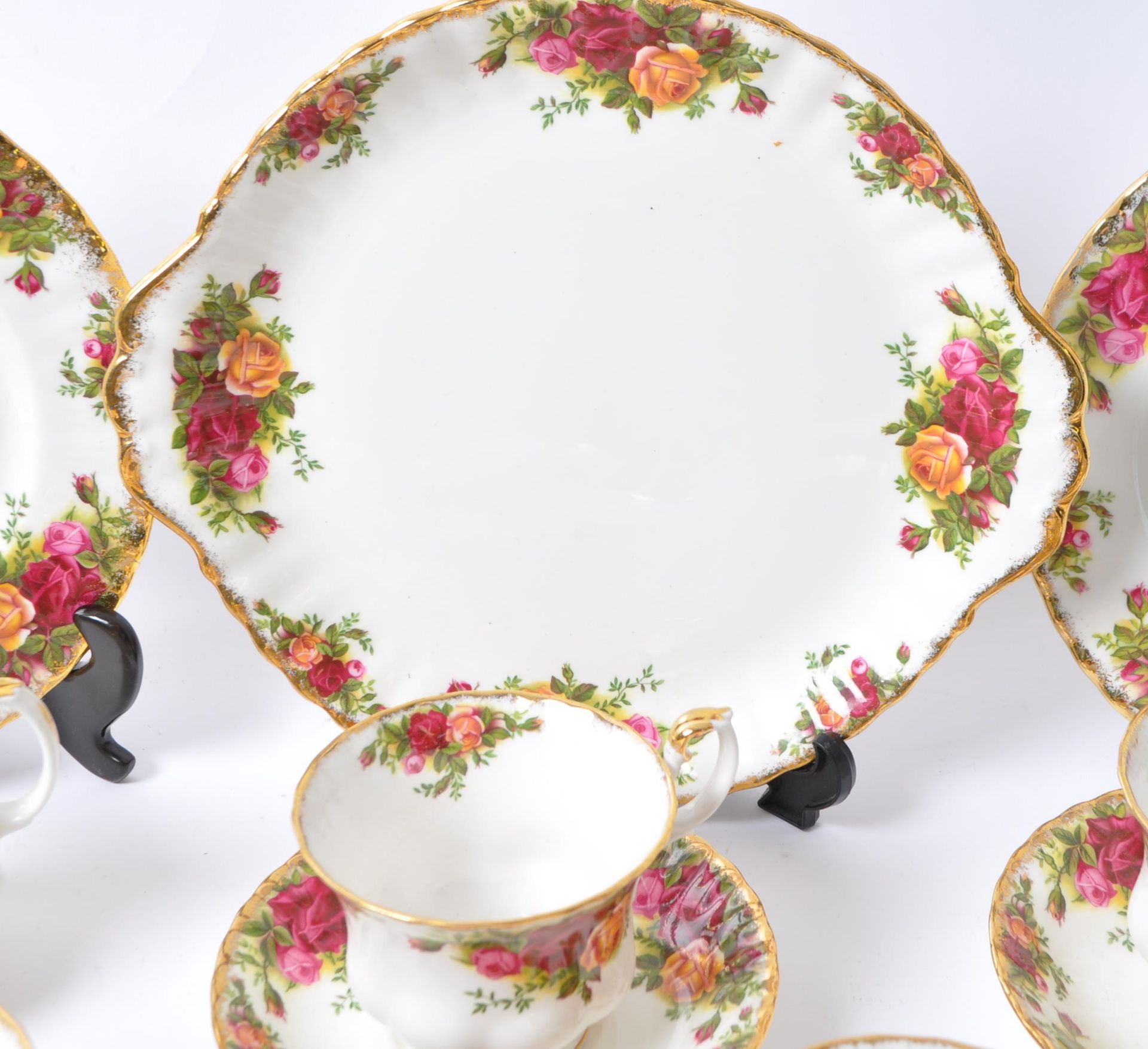 COLLECTION OF ROYAL ALBERT OLD COUNTRY ROSES TEA SET - Image 4 of 6