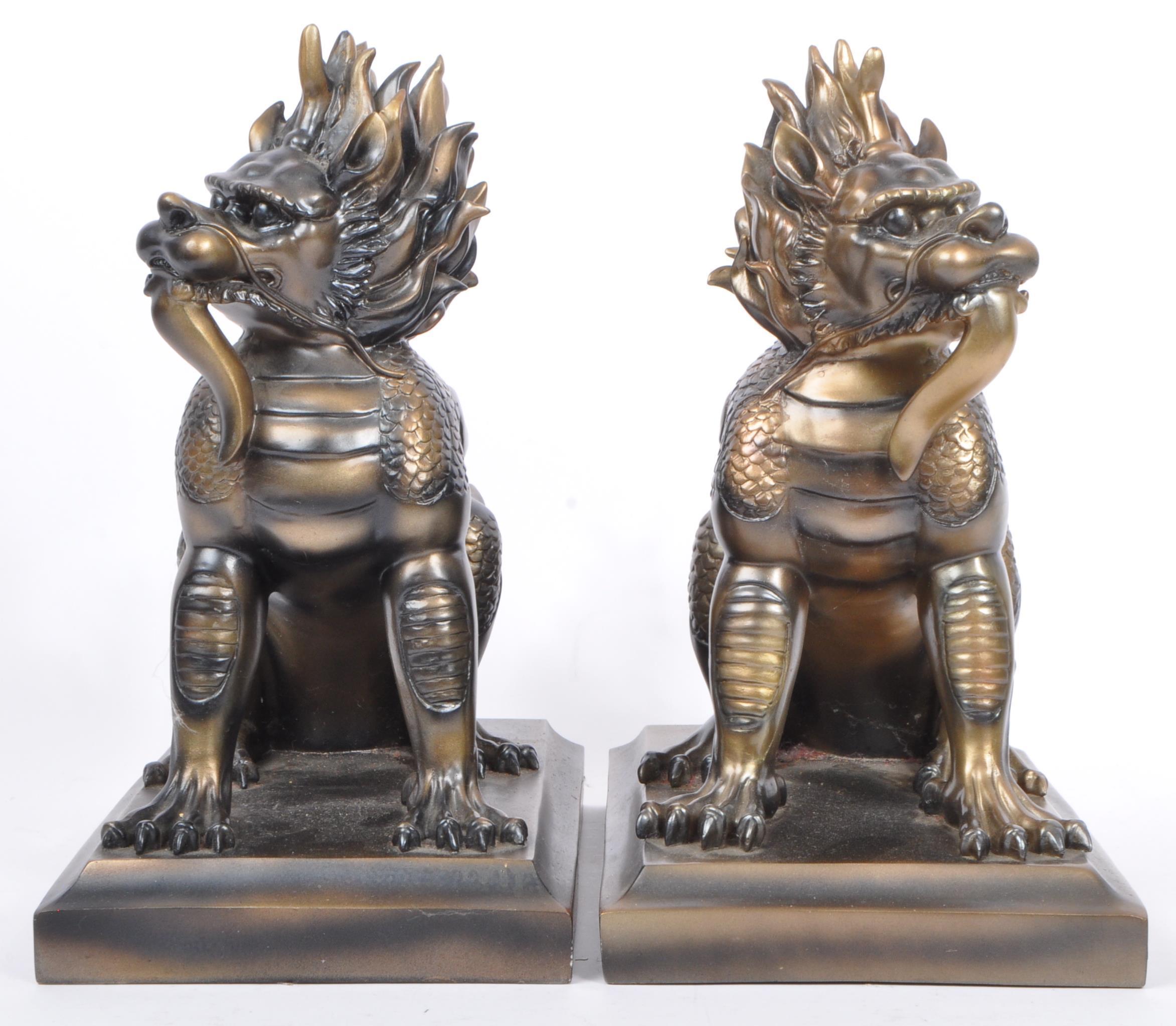 PAIR OF VINTAGE RESIN CHINESE FOO DOGS BOOKENDS - Image 2 of 5