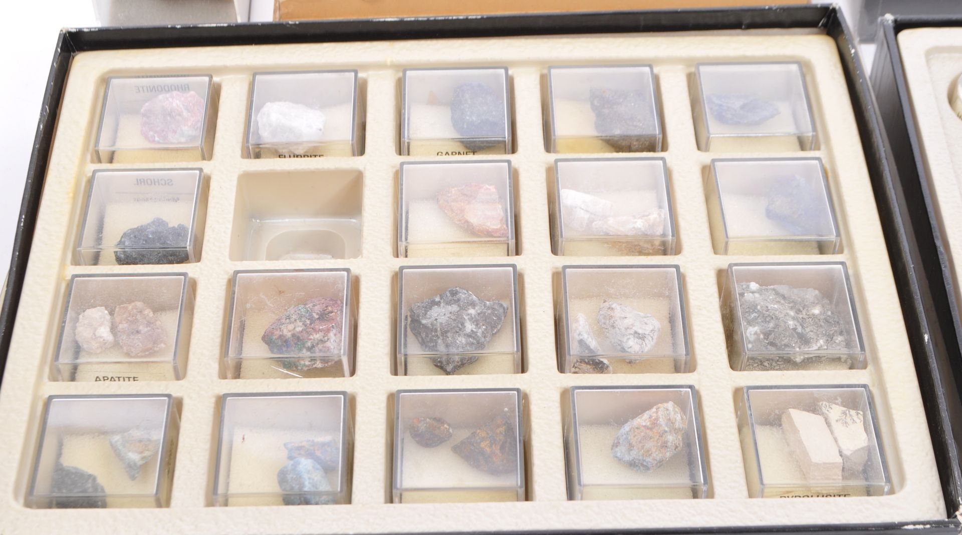 COLLECTION OF GEOLOGY INTEREST MINERAL ROCK SPECIMENS - Image 3 of 7