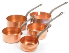 COLLECTION OF 5 GRADUATED COPPER PANS WITH HANGING SHELF