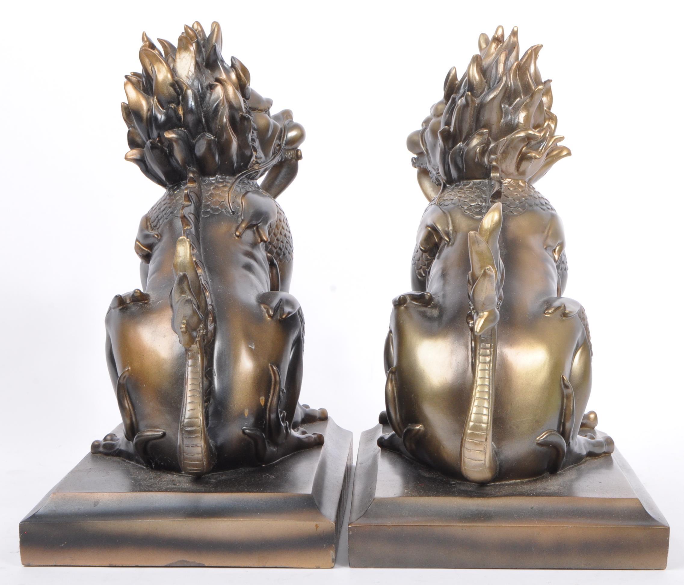 PAIR OF VINTAGE RESIN CHINESE FOO DOGS BOOKENDS - Image 4 of 5