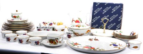 ROYAL WORCERSTER EVESHAM PART PORCELAIN TEA & DINNER SERVICE