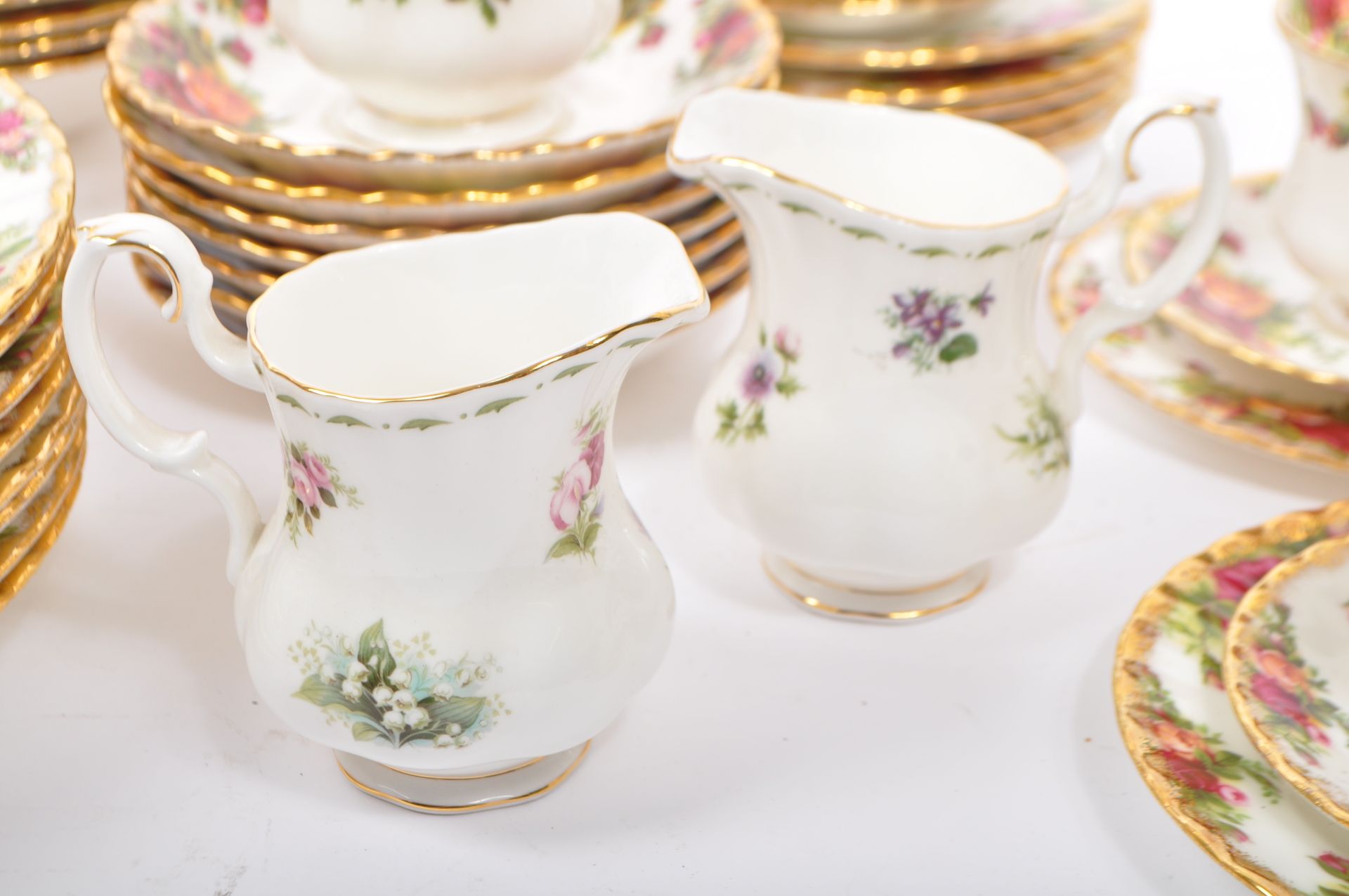 LARGE COLLECTION OF ROYAL ALBERT OLD COUNTRY ROSES PIECES - Bild 7 aus 13