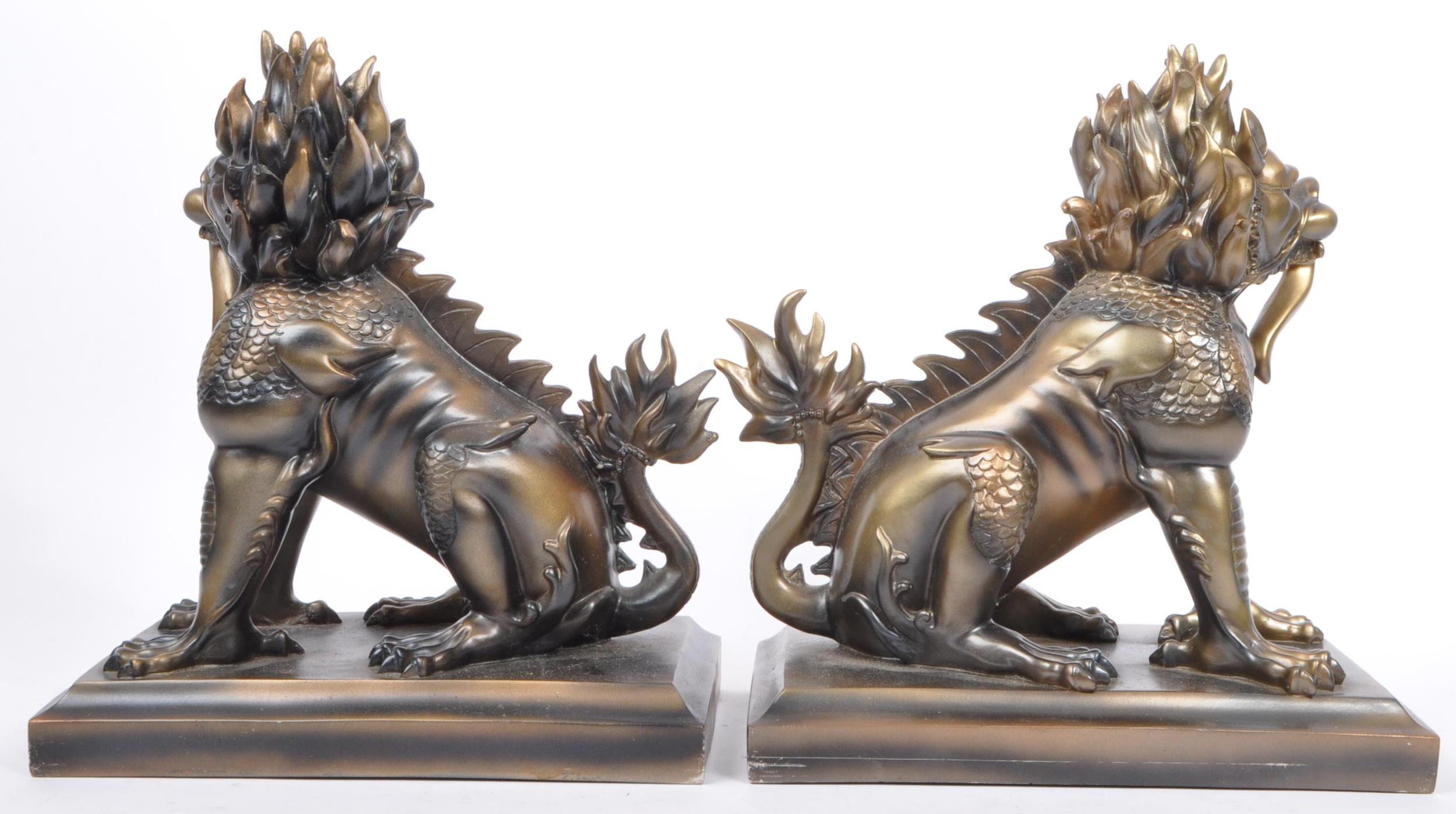 PAIR OF VINTAGE RESIN CHINESE FOO DOGS BOOKENDS - Image 3 of 5
