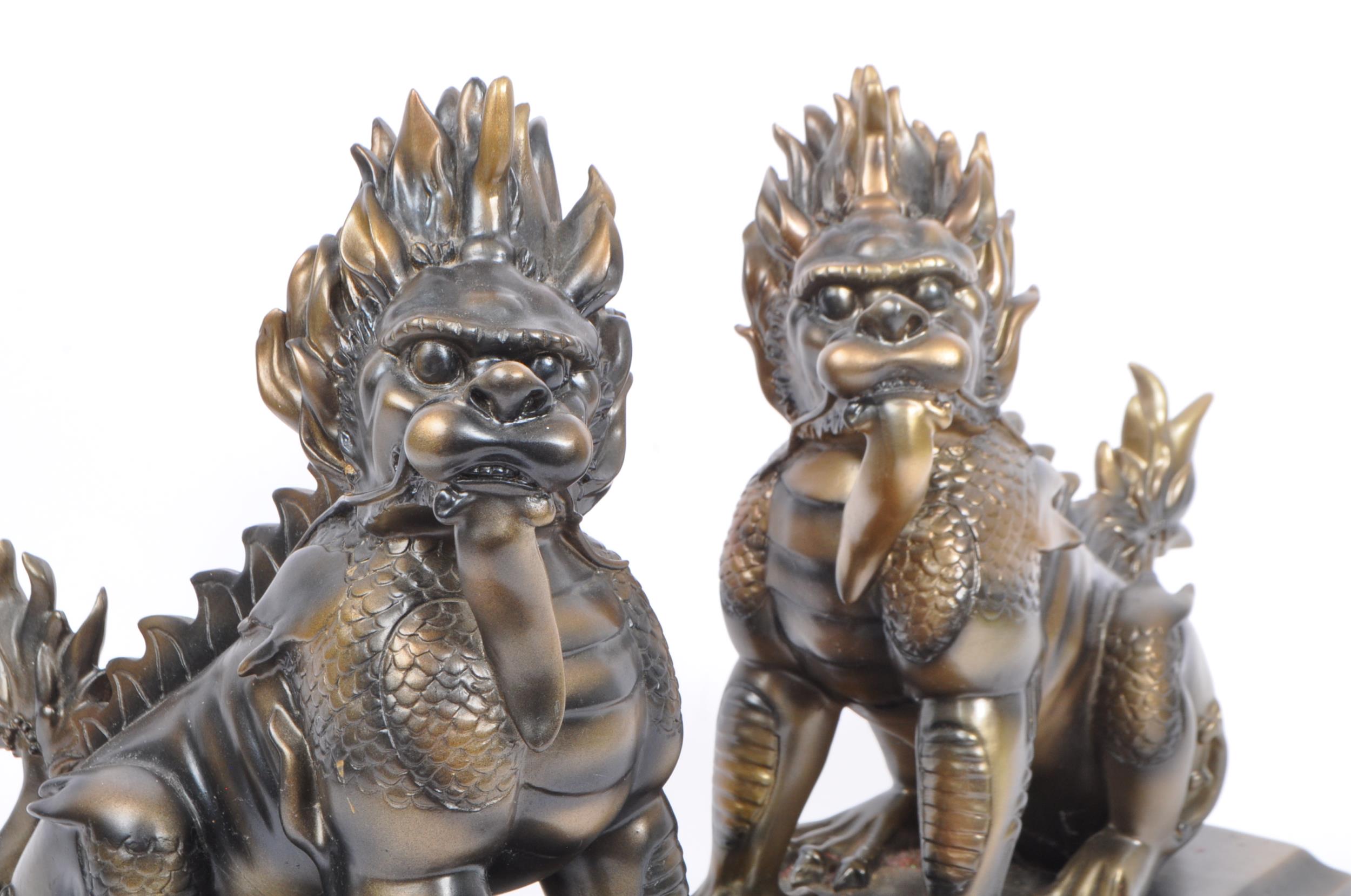 PAIR OF VINTAGE RESIN CHINESE FOO DOGS BOOKENDS - Image 5 of 5