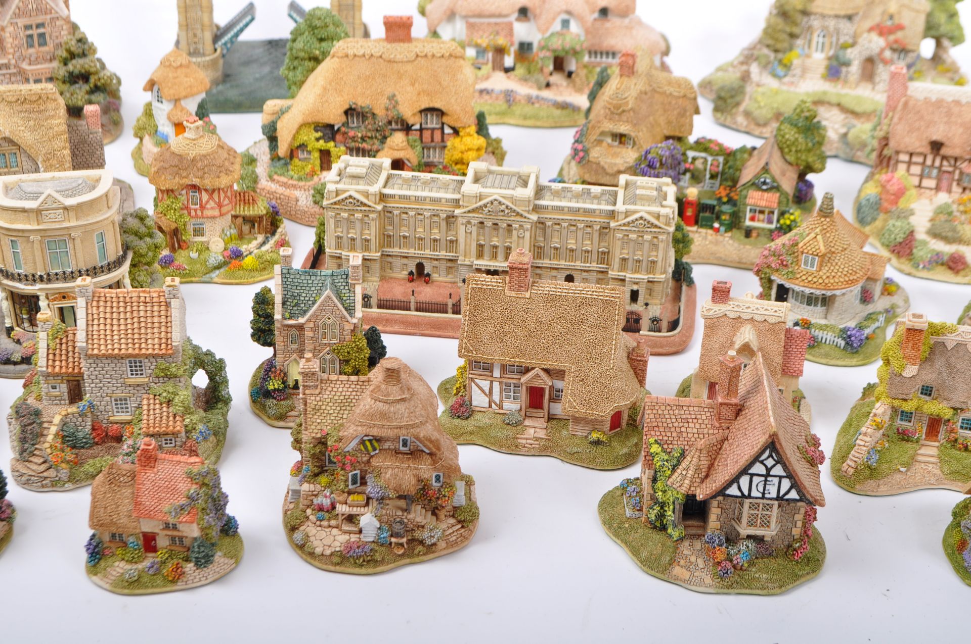 COLLECTION OF VINTAGE LILLIPUT LANE COTTAGE FIGURES UNBOXED - Image 3 of 6