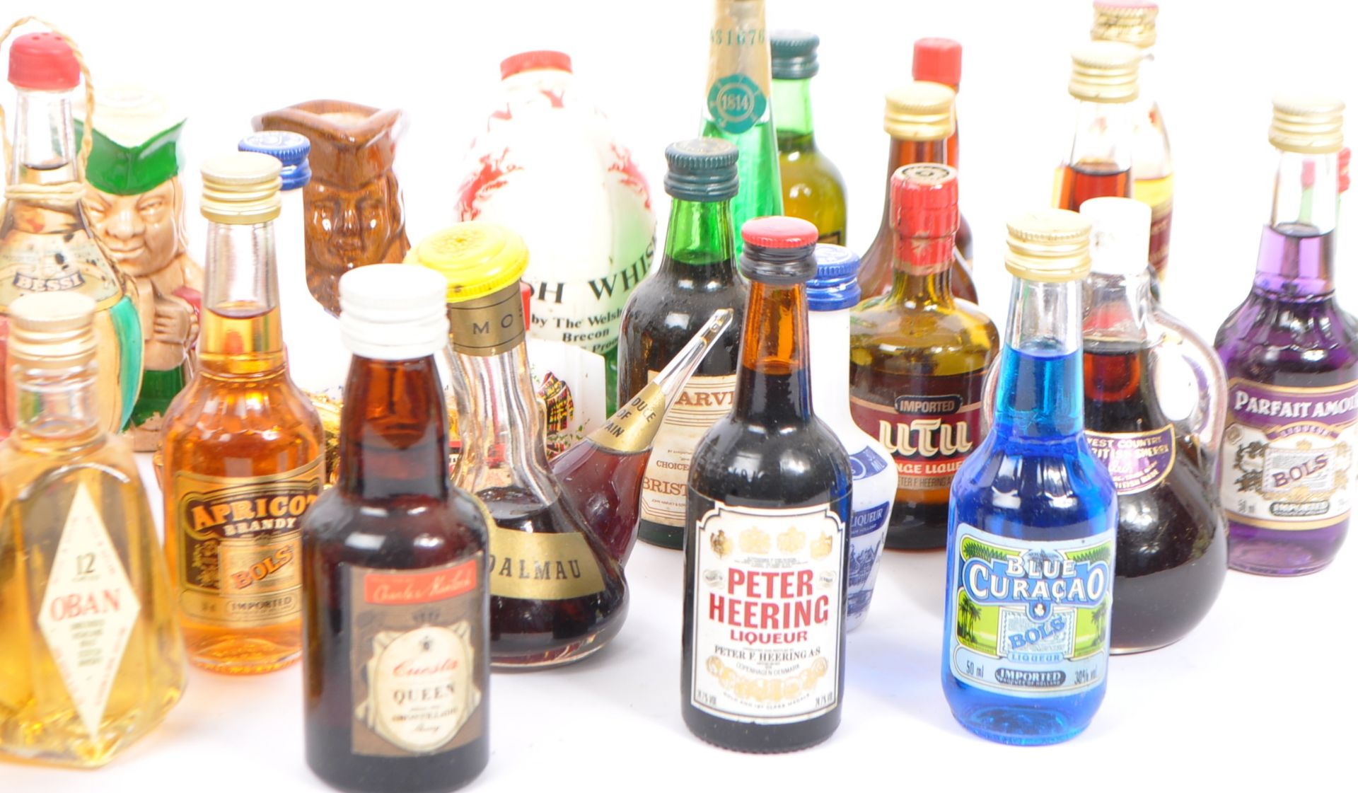 COLLECTION OF MINIATURE SOUVENIR ALCOHOL BOTTLES - Bild 4 aus 4