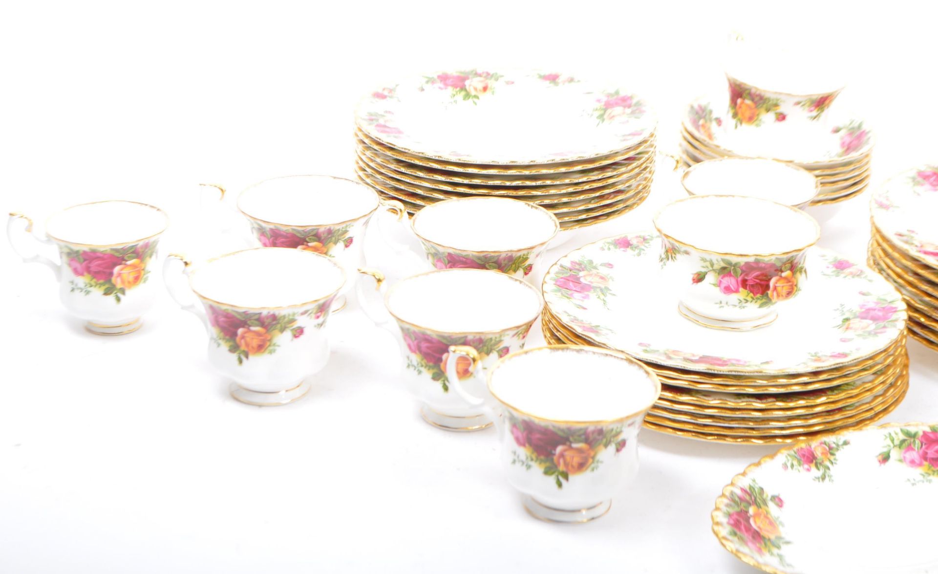 LARGE COLLECTION OF ROYAL ALBERT OLD COUNTRY ROSES PIECES - Bild 4 aus 13