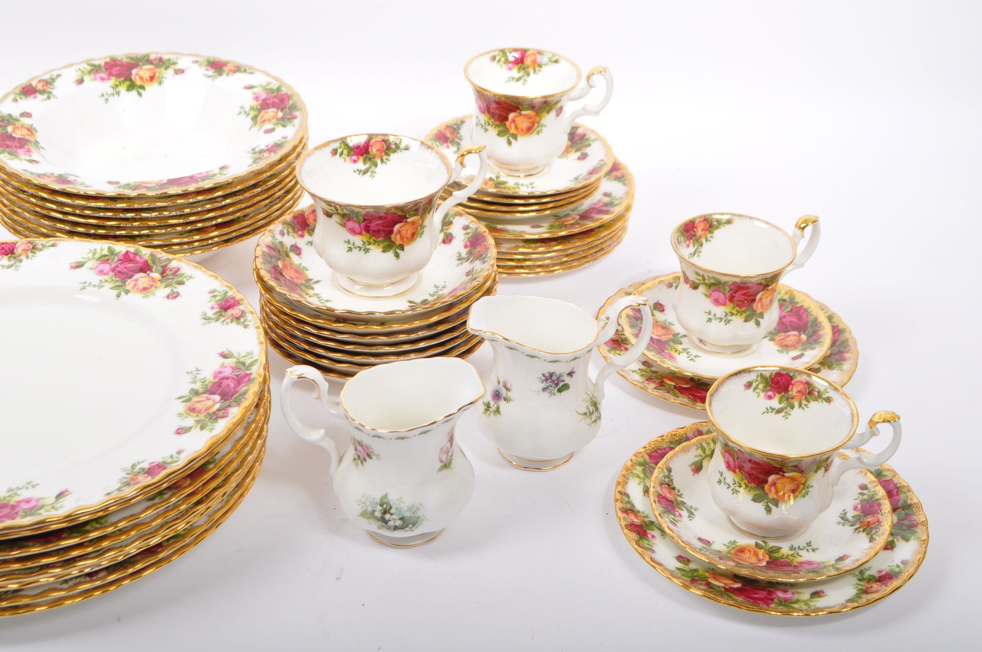 LARGE COLLECTION OF ROYAL ALBERT OLD COUNTRY ROSES PIECES - Bild 5 aus 13