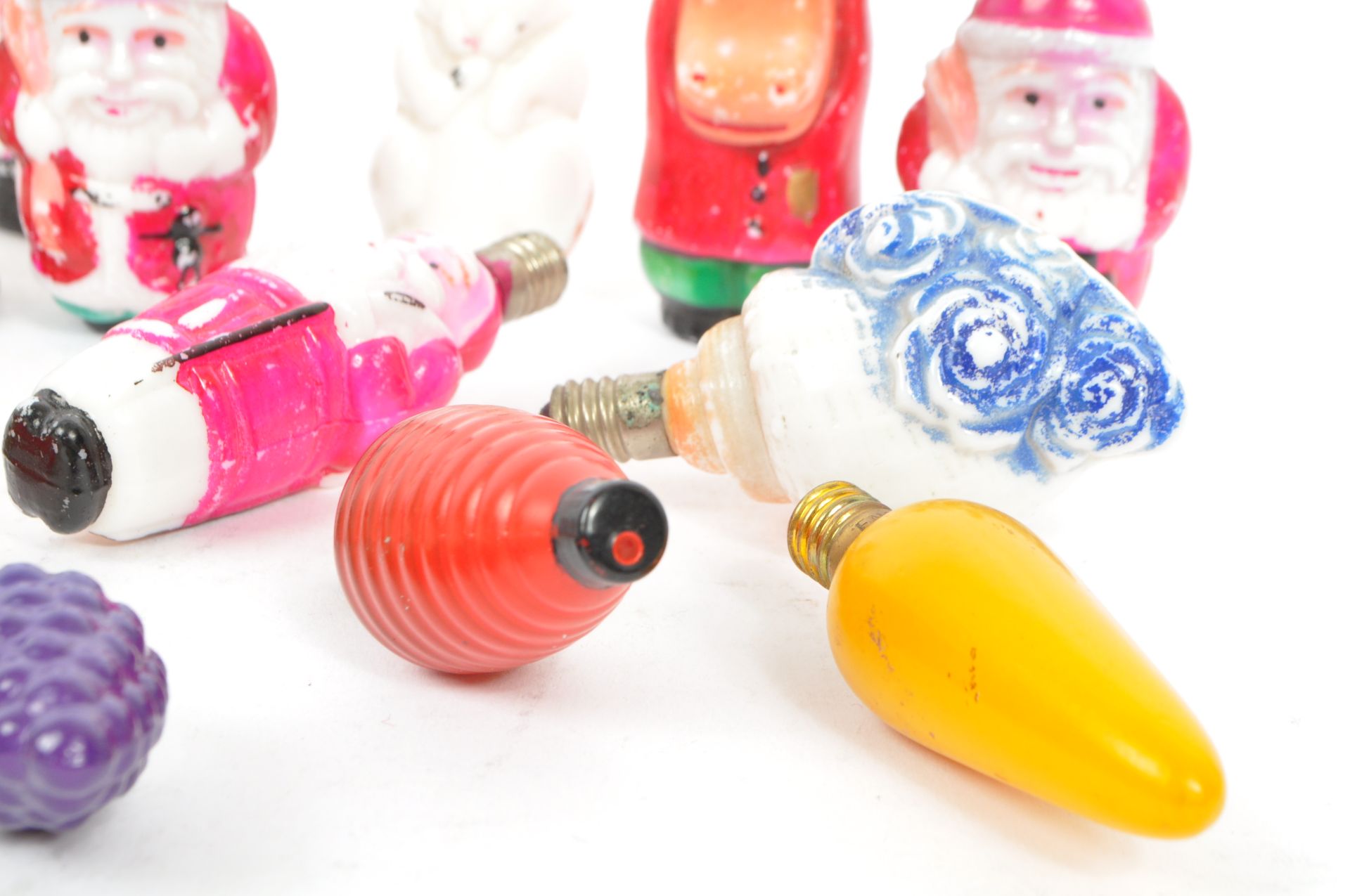 COLLECTION OF NINETEEN CHINESE HAND PAINTED LIGHT BULBS - Image 3 of 6