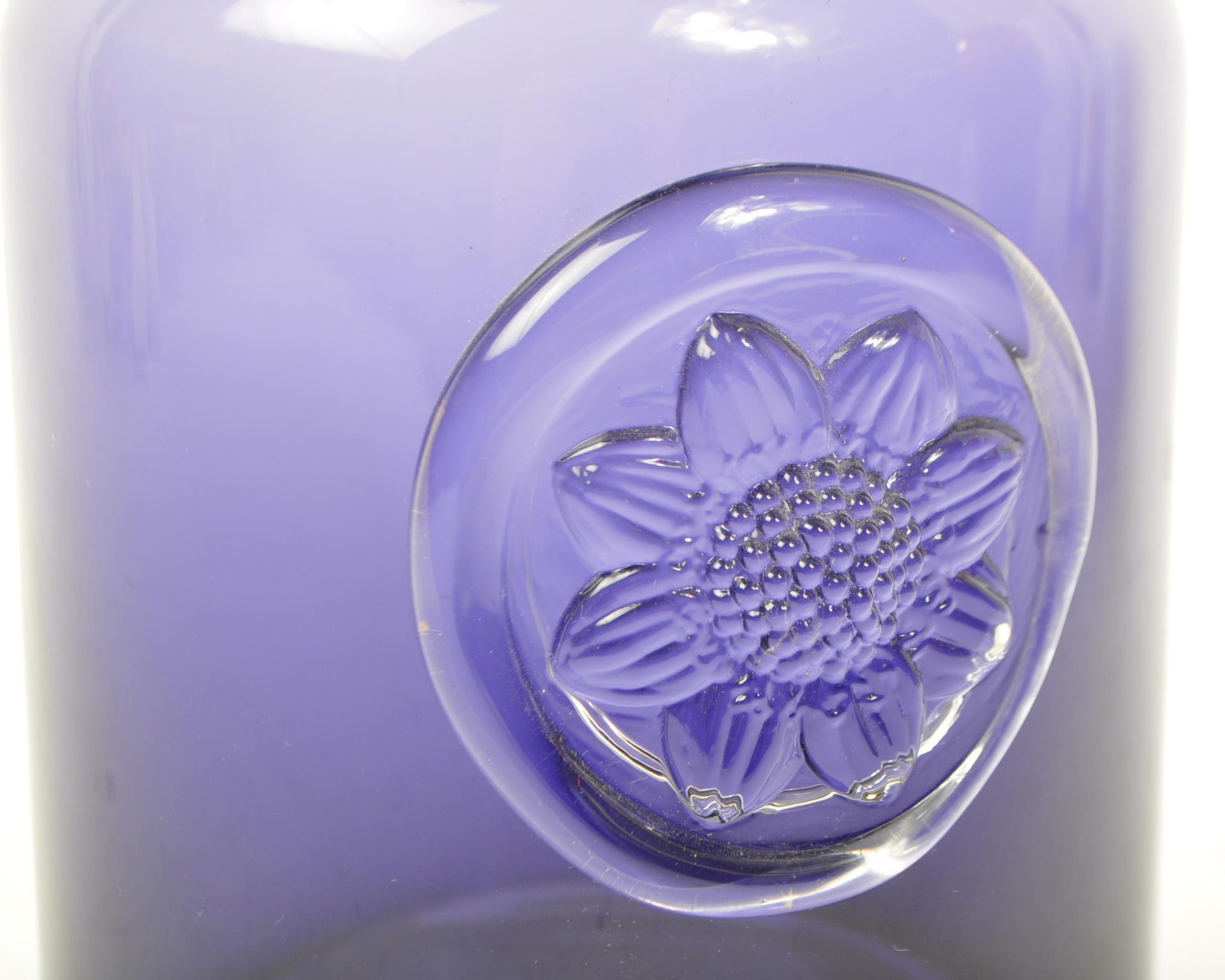 20TH CENTURY DARTINGTON FRANK THROWER ANEMONE GLASS VASE - Image 3 of 4