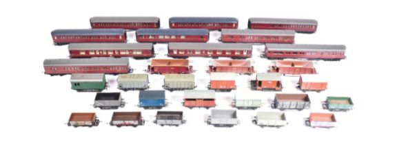 MODEL RAILWAY - ASSORTMENT OF HORNBY OO GAUGE WAGONS AND CARRIAGES