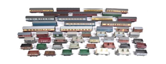 MODEL RAILWAY - LARGE ASSORTMENT OF OO GAUGE ROLLING STOCK