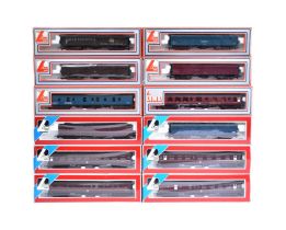 MODEL RAILWAY - COLLECTION OF VINTAGE LIMA OO GAUGE COACHES