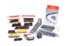 MODEL RAILWAY - COLLECTION OF OO GAUGE HORNBY LOCOMOTIVES AND ACCESSORIES