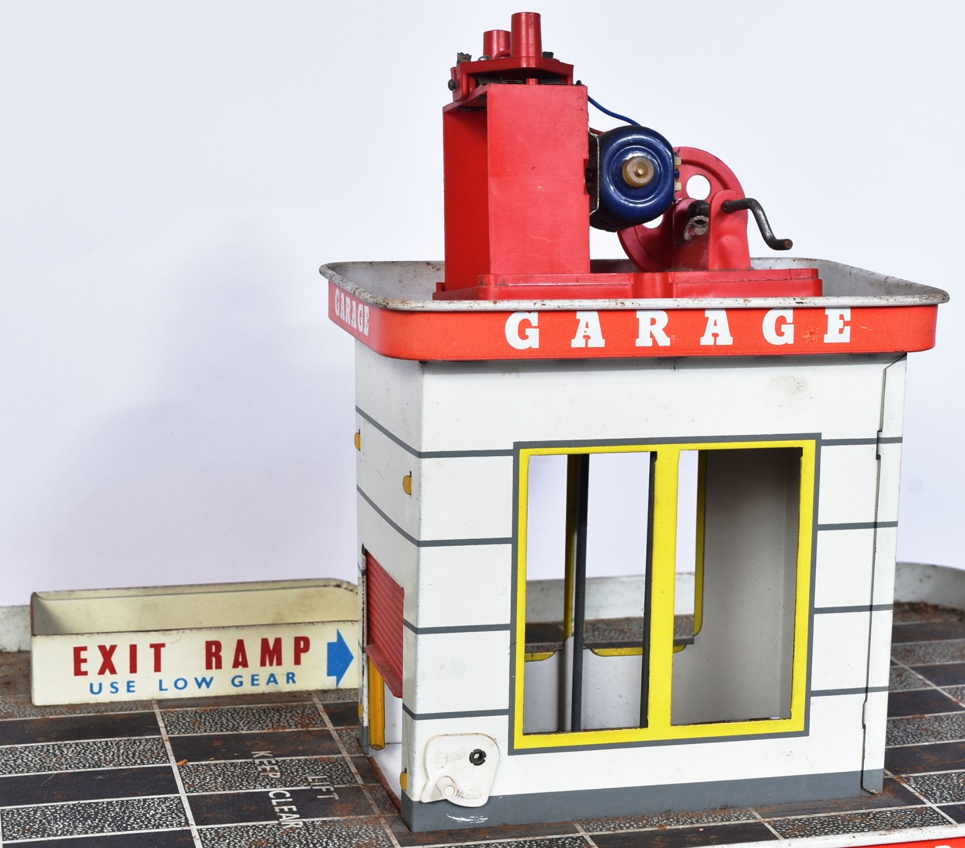 TINPLATE TOYS - VINTAGE METTOY TINPLATE SKYPARK GARAGE - Image 4 of 6