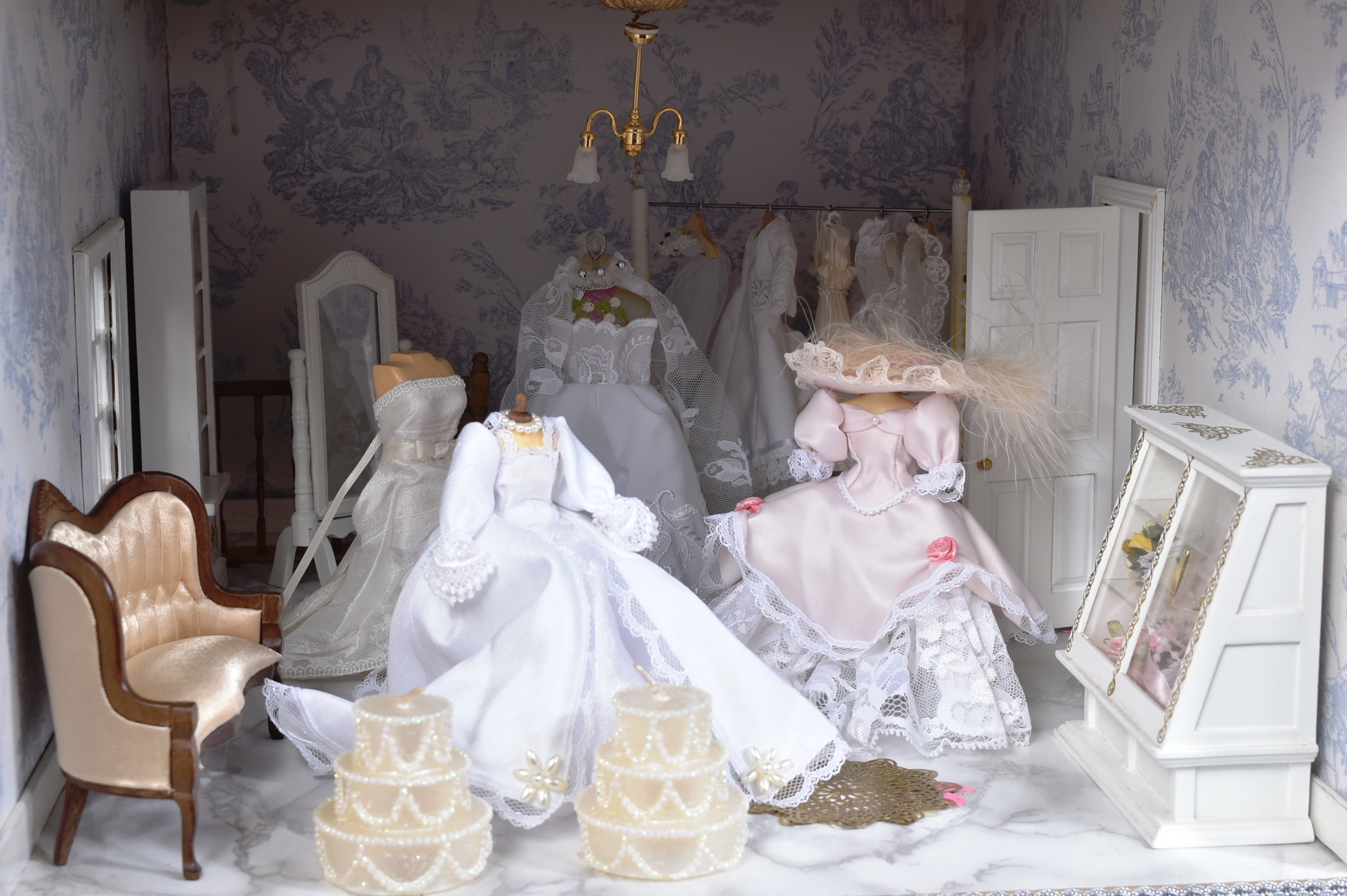 DOLL'S HOUSE - BRIDAL SHOP WITH FURNITURE - Image 2 of 9