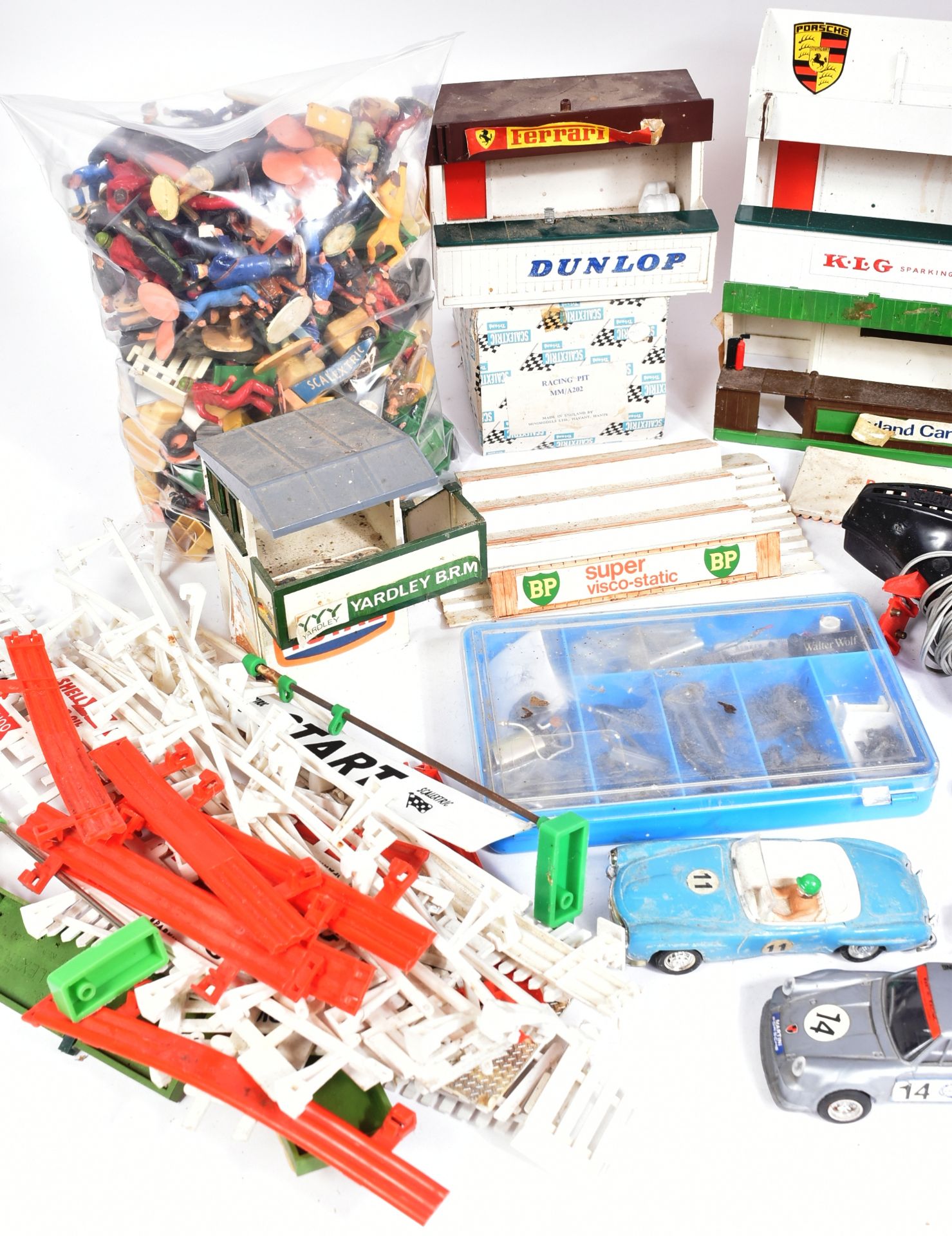 SCALEXTRIC - COLLECTION OF TRACKSIDE ACCESSORIES - Image 8 of 9