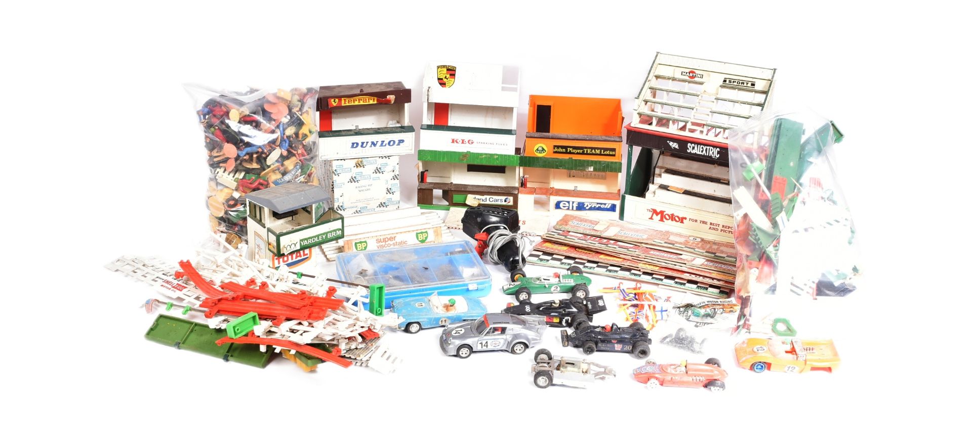 SCALEXTRIC - COLLECTION OF TRACKSIDE ACCESSORIES - Image 3 of 9