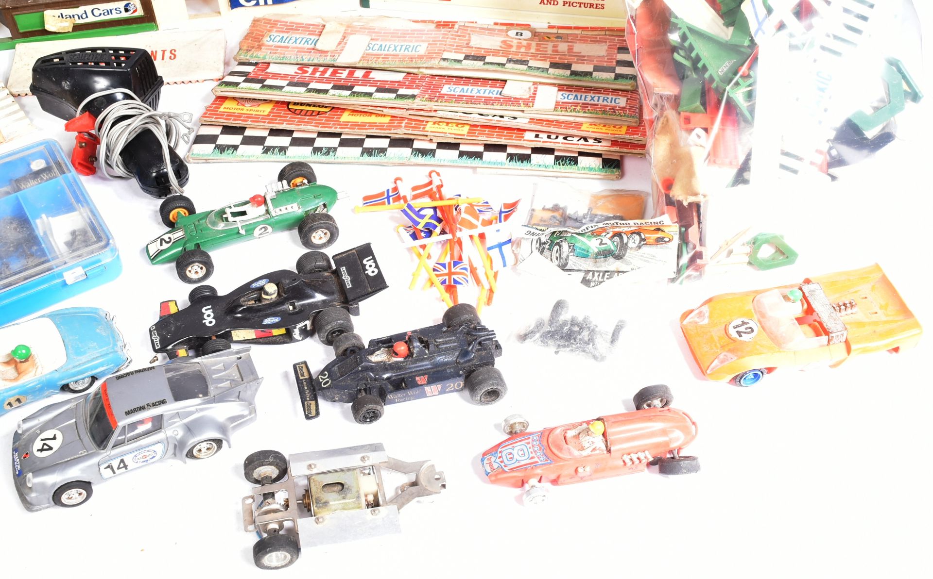 SCALEXTRIC - COLLECTION OF TRACKSIDE ACCESSORIES - Image 6 of 9