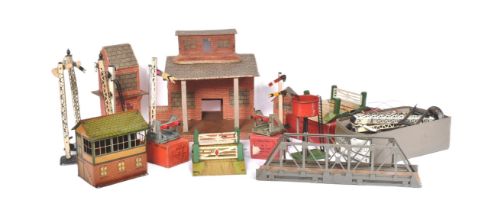 MODEL RAILWAY - COLLECTION OF VINTAGE O GAUGE TINPLATE ACCESSORIES