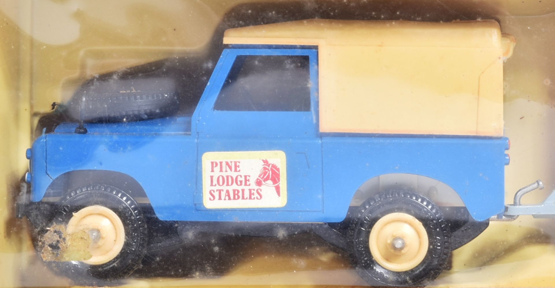 DIECAST - VINTAGE BRITAINS FARM MODELS DIECAST LAND ROVER HORSE BOX - Image 2 of 4