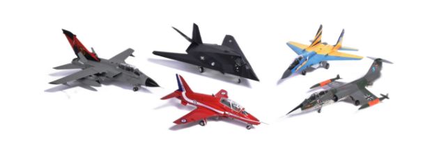 MODEL KITS - COLLECTION OF X5 BUILT MODEL KITS OF AIRCRAFT INTEREST