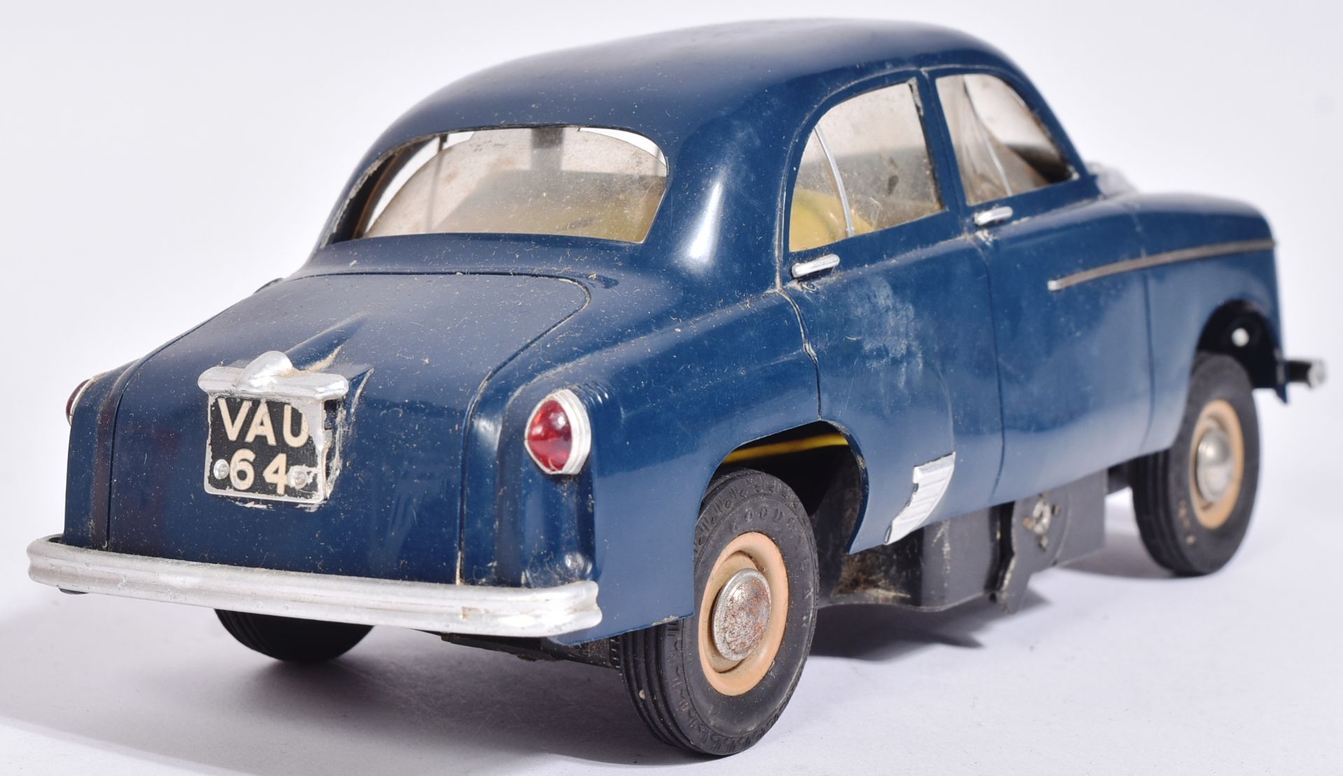 VICTORY MODELS 1953 VAUXHALL VELOX BATTERY OPERATED CAR - Image 4 of 6