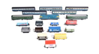 MODEL RAILWAY - COLLECTION OF HORNBY OO GAUGE LOCOMOTIVES AND ROLLING STOCK