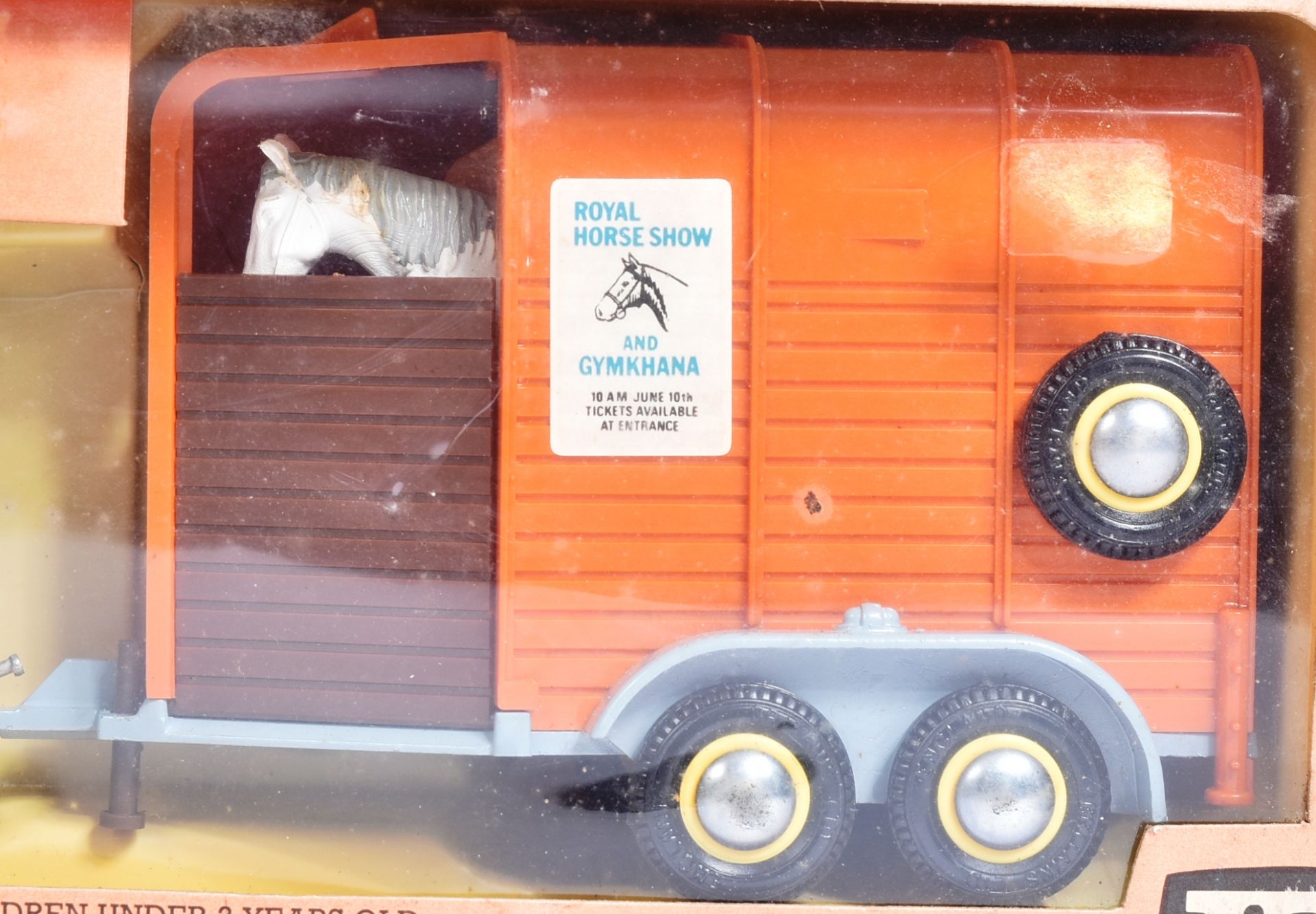 DIECAST - VINTAGE BRITAINS FARM MODELS DIECAST LAND ROVER HORSE BOX - Image 3 of 4