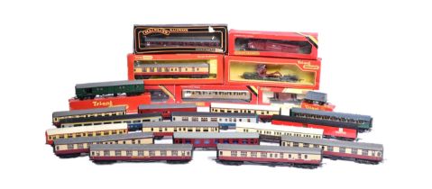 COLLECTION OF ASSORTED HORNBY / TRAING OO GAUGE MODEL RAILWAY COACHES AND CARRIAGES