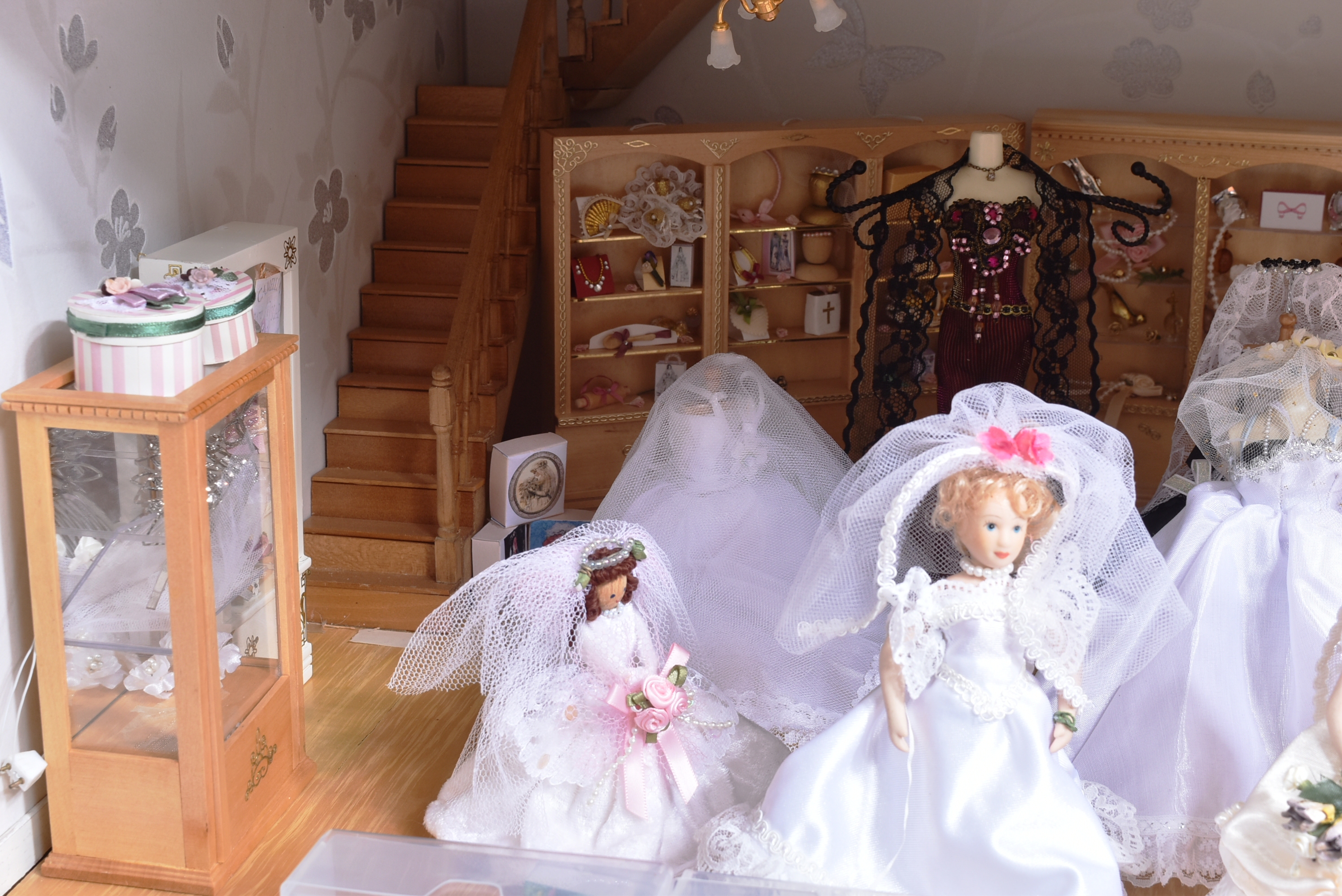 DOLL'S HOUSE - BRIDAL SHOP WITH FURNITURE - Image 4 of 9