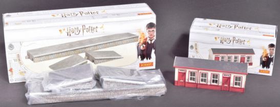 MODEL RAILWAY - VINTAGE HORNBY OO GAUGE HARRY POTTER HOGSMEADE TRACKSIDE ACCESSORIES