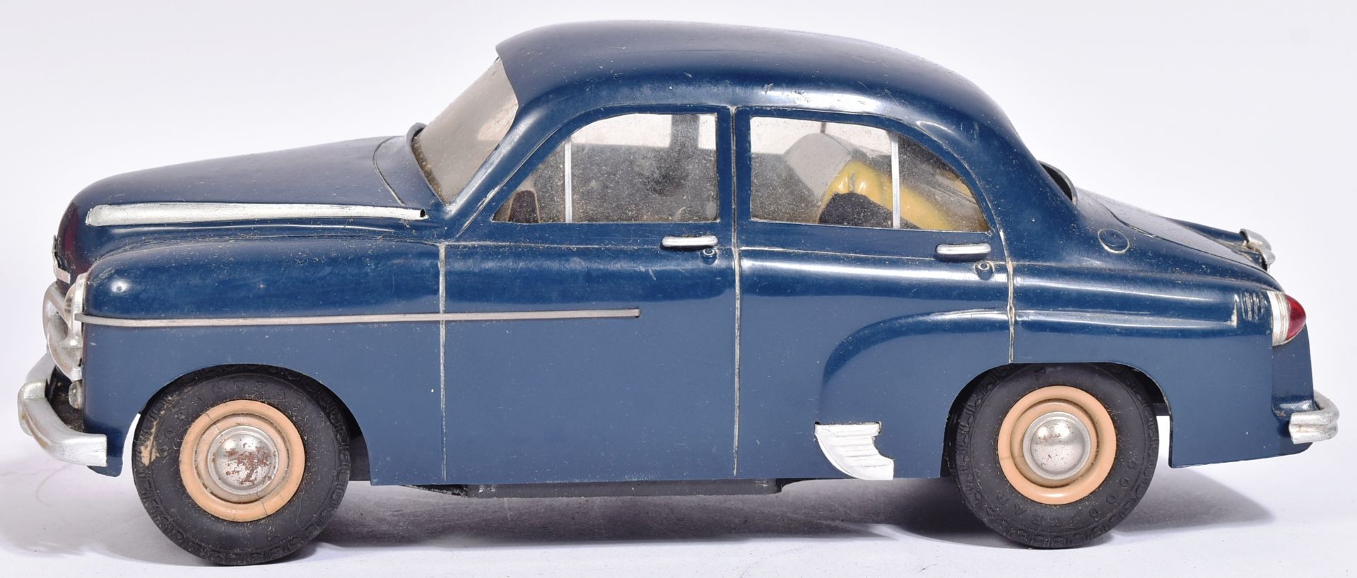 VICTORY MODELS 1953 VAUXHALL VELOX BATTERY OPERATED CAR - Image 2 of 6