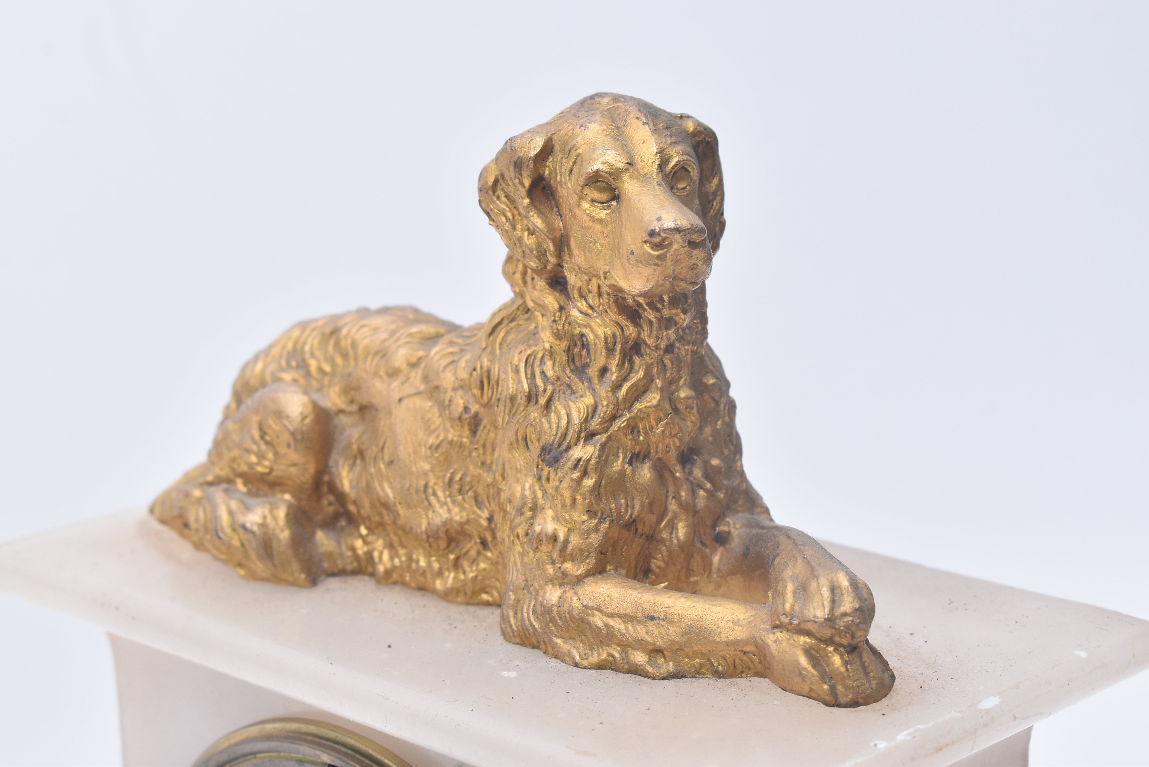 19TH CENTURY ALABASTER CLOCK WITH GILT SPANIEL DOG - Image 6 of 8