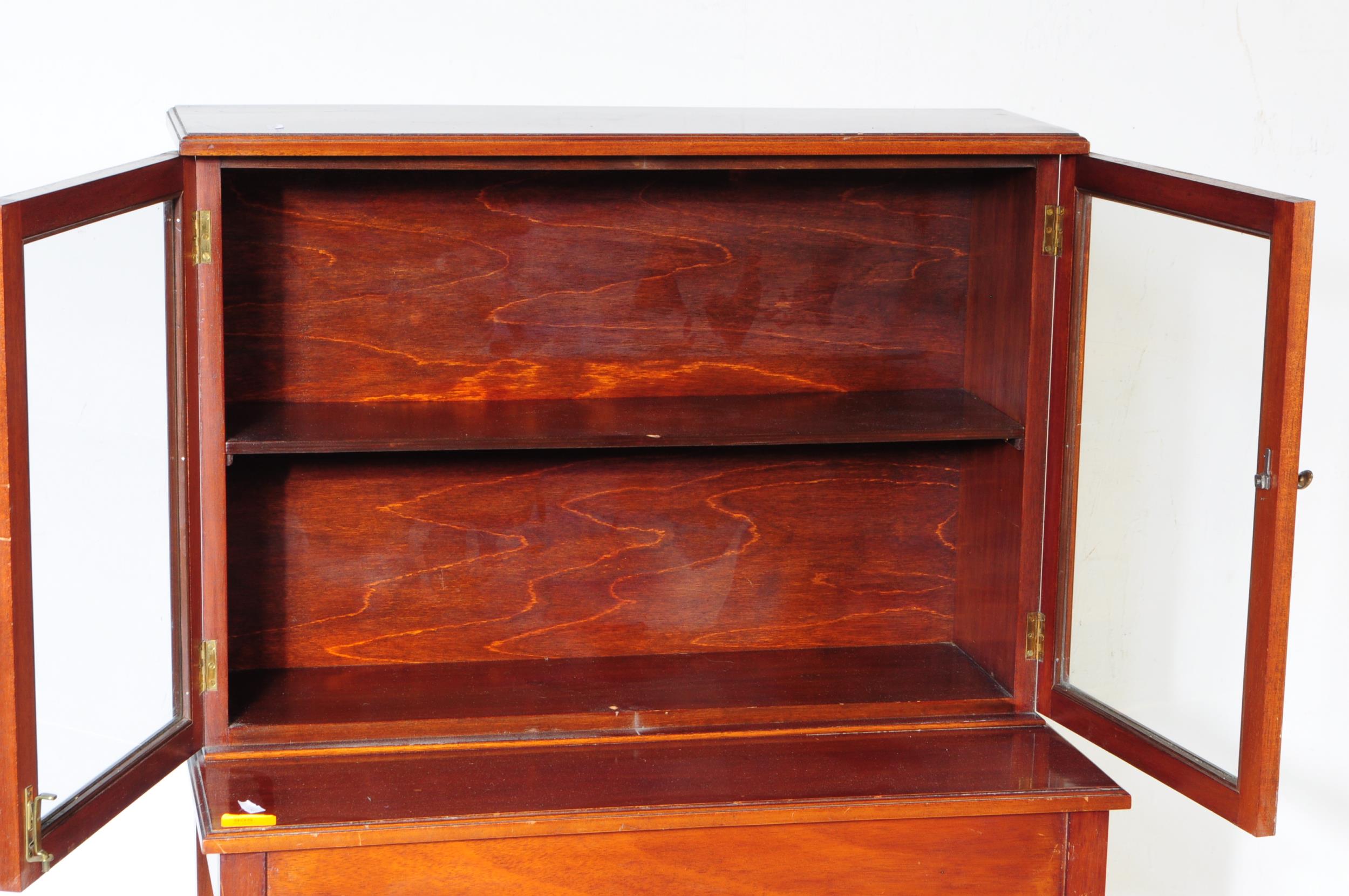 EDWARDIAN MAHOGANY DISPLAY CABINET ON STAND - TABLE - Image 4 of 4