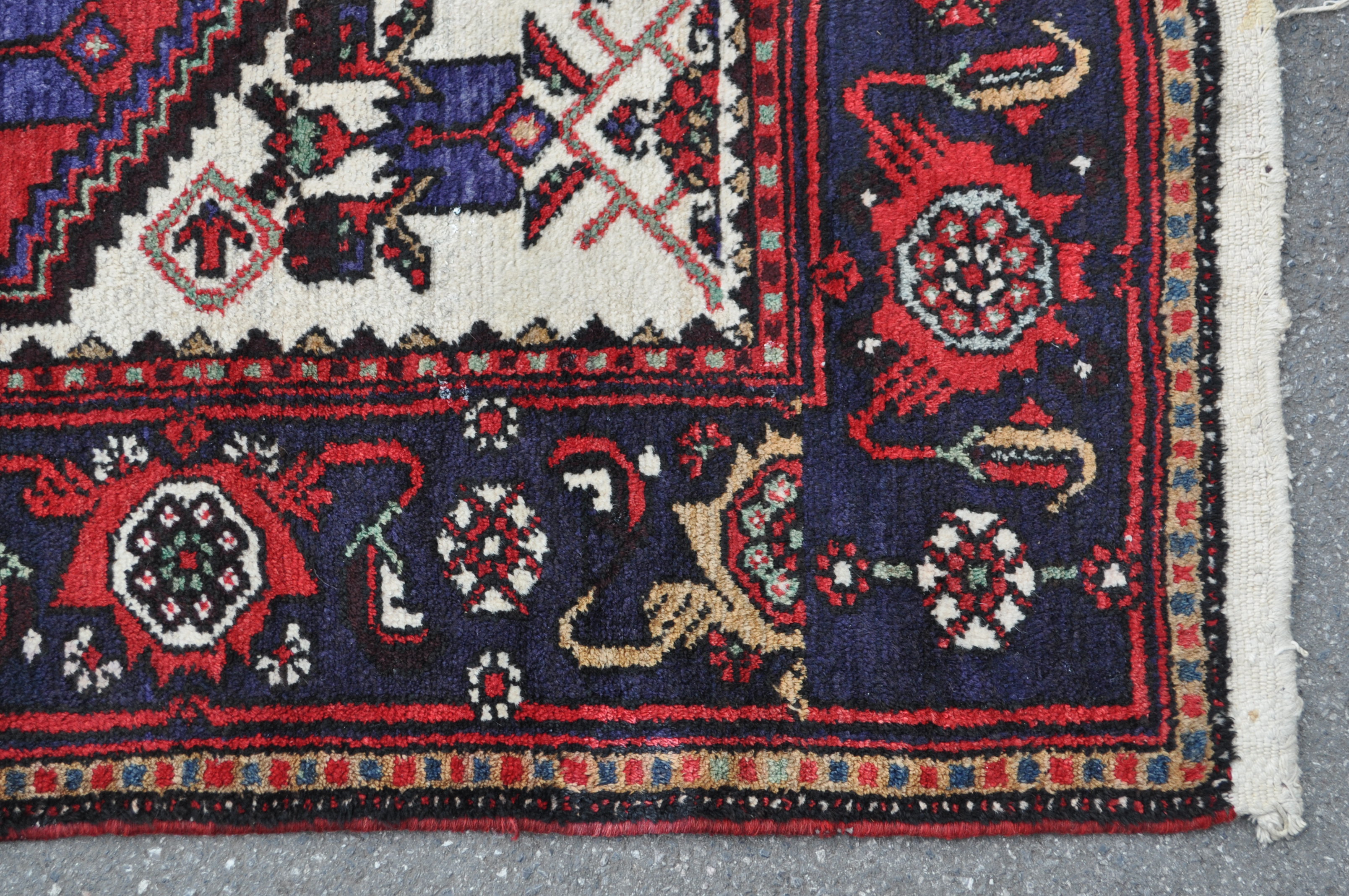 20TH CENTURY PERSIAN ISLAMIC HAMEDAN RUG - Image 3 of 5