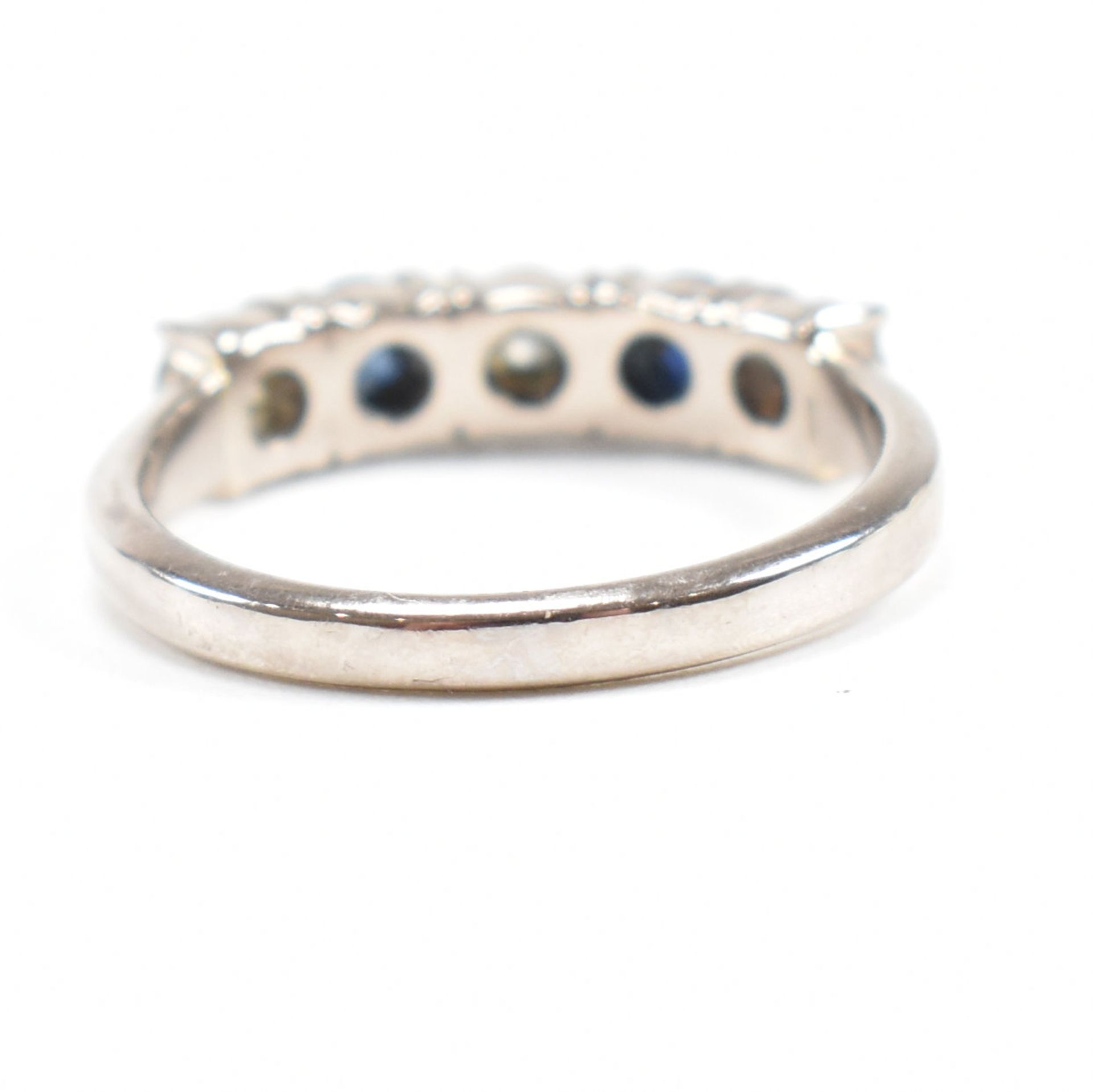 18CT WHITE GOLD SAPPHIRE & DIAMOND FIVE STONE RING - Image 5 of 7