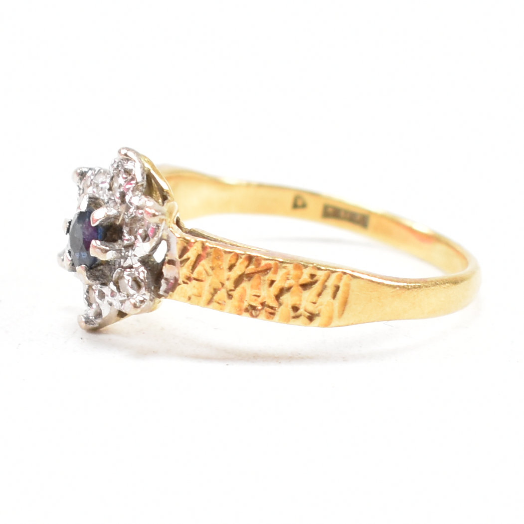 HALLMARKED 18CT GOLD SAPPHIRE CLUSTER RING - Image 3 of 9