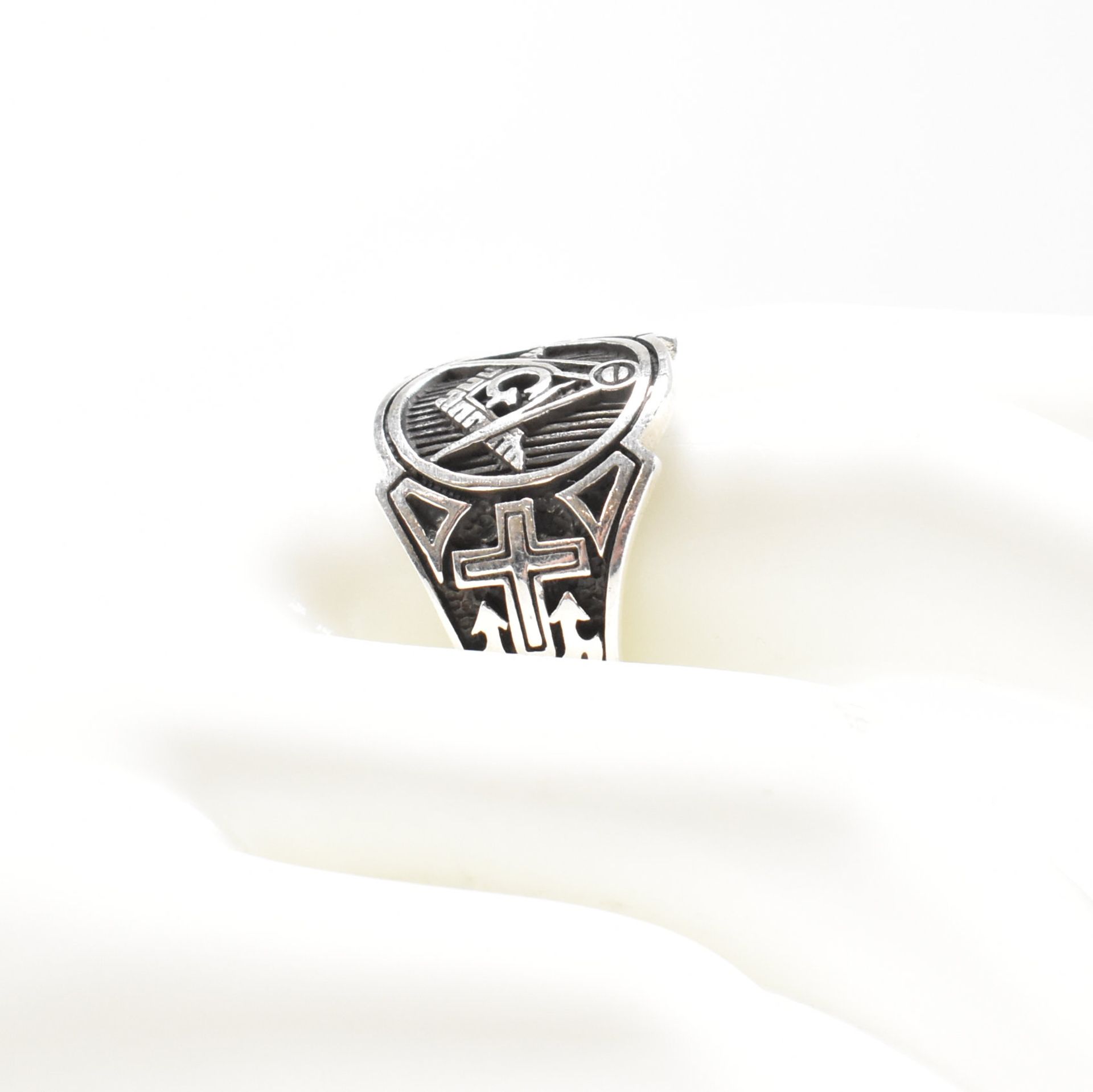 CONTEMPORARY 925 SILVER MASONIC STYLE RING - Image 7 of 7